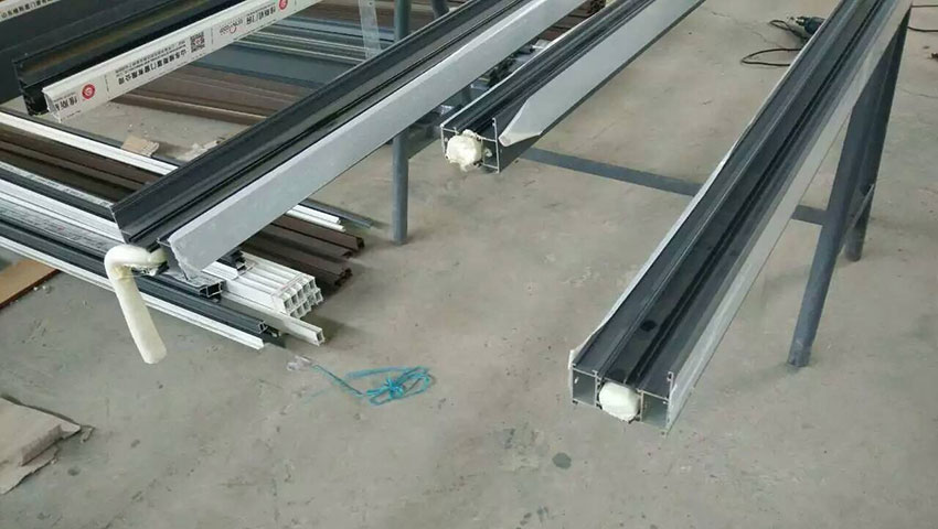 聚氨酯發泡材料_斷橋鋁填充_聚氨酯澆注機-京華邦威